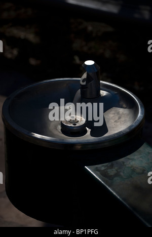 Wasserhahn, Waschbecken und Abfluss von einer im freien frostfreie Trinkbrunnen im Bandelier National Monument gefunden. Stockfoto