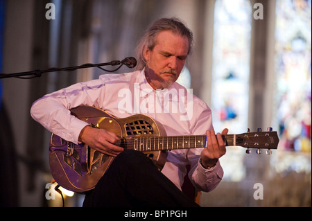 Roland Chadwick Gitarrist spielt den Blues auf der Bühne in der Kathedrale Brecon Jazz Festival 2010 Stockfoto