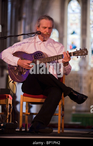 Roland Chadwick Gitarrist spielt den Blues auf der Bühne in der Kathedrale Brecon Jazz Festival 2010 Stockfoto