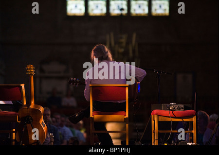 Roland Chadwick Gitarrist spielt den Blues auf der Bühne in der Kathedrale Brecon Jazz Festival 2010 Stockfoto