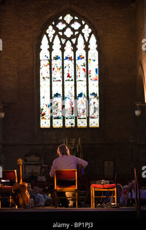 Roland Chadwick Gitarrist spielt den Blues auf der Bühne in der Kathedrale Brecon Jazz Festival 2010 Stockfoto