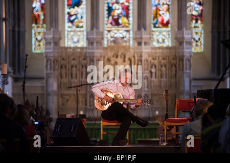 Roland Chadwick Gitarrist spielt den Blues auf der Bühne in der Kathedrale Brecon Jazz Festival 2010 Stockfoto