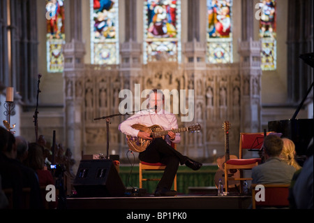 Roland Chadwick Gitarrist spielt den Blues auf der Bühne in der Kathedrale Brecon Jazz Festival 2010 Stockfoto