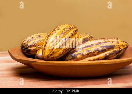 Theobroma Cacao Hülsen in einer Holzschale Stockfoto