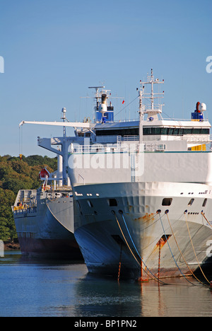 Frachtschiffe und Tanker legte im tiefen Wasser auf dem Fluss Fal in der Nähe von Truro in Cornwall, Großbritannien Stockfoto
