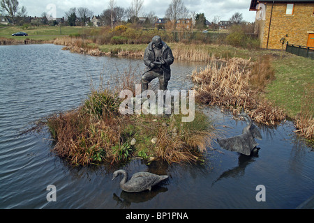 Statue von Sir Peter Scott am Eingang zum London Wetlands Centre in Barnes. Stockfoto