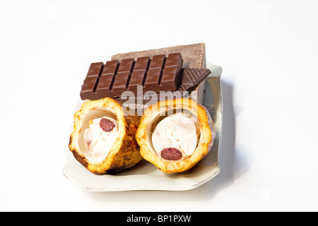 Close-up-Kakao-Obst-Pod halbieren mit Tafeln Schokolade auf weißem Hintergrund Stockfoto