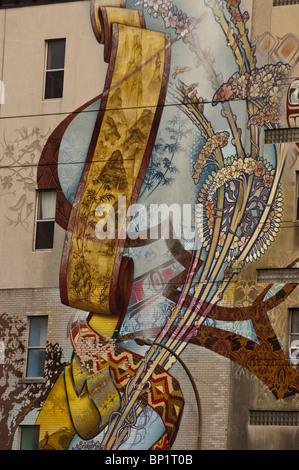Art du Commun Graffiti und Wandmalerei an einer Gebäudefassade in Montreal, Quebec, Kanada, mit komplizierten Mustern und einer Landschaftsrolle. Stockfoto