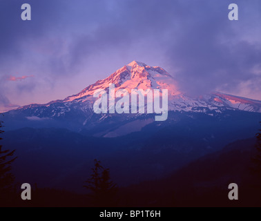 Sonnenuntergang auf der Südwestseite des Mt. Hood und treibenden Wolken, Mt. Hood Wilderness, Mt. Hood National Forest, Oregon, USA Stockfoto