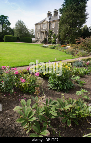 Harmonie-Gärten, Melrose, Scottish Borders - ornamentalen Blumenbeet und Harmony House Stockfoto