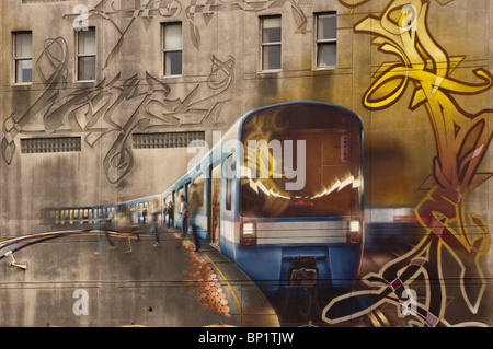 Art du Commun Graffiti Wandgemälde einer U-Bahn an einer Gebäudewand in Montreal, Quebec, Kanada. Stockfoto