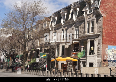 Reihe von Cafés, Bars, Restaurants und Geschäfte auf der Rue Saint-Denis, Montreal, Quebec, Kanada, Quartier Latin, Saint-Denis-Straße Stockfoto