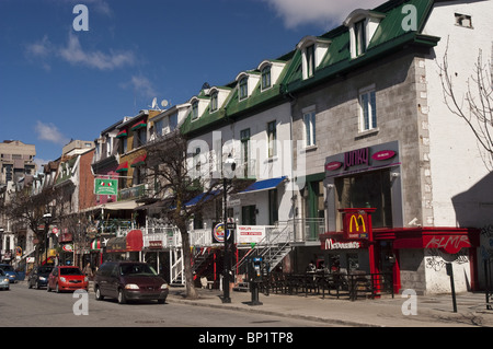 Reihe von Cafés, Bars, Restaurants und Geschäfte auf der Rue Saint-Denis, Montreal, Quebec, Kanada, Quartier Latin, Saint-Denis-Straße, Stockfoto