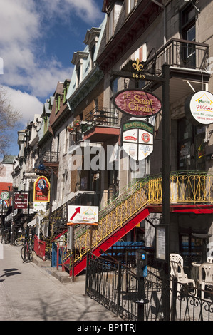 Reihe von Cafés, Bars, Restaurants und Geschäfte auf der Rue Saint-Denis, Montreal, Quebec, Kanada, Quartier Latin, Saint-Denis-Straße, Stockfoto