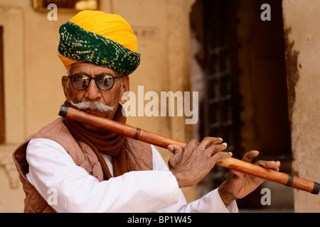 Porträt der indischen Mann Flötenspiel innerhalb Mehrangarh Fort, Jodhpur, Indien Stockfoto