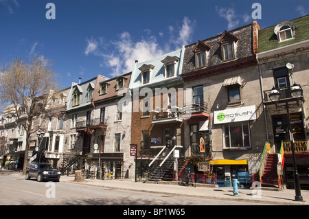 Reihe von Cafés, Bars, Restaurants und Geschäfte auf der Rue Saint-Denis, Montreal, Quebec, Kanada, Quartier Latin, Saint-Denis-Straße, Stockfoto