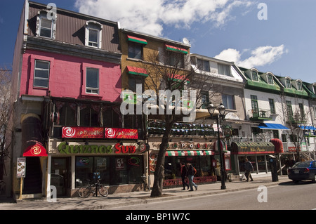 Reihe von Cafés, Bars, Restaurants und Geschäfte auf der Rue Saint-Denis, Montreal, Quebec, Kanada, Quartier Latin, Saint-Denis-Straße, Stockfoto