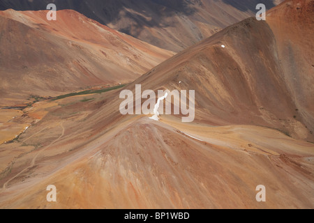 Rote Berge hoch in den Anden, in der Nähe von Santiago, Chile, Südamerika - Antenne Stockfoto