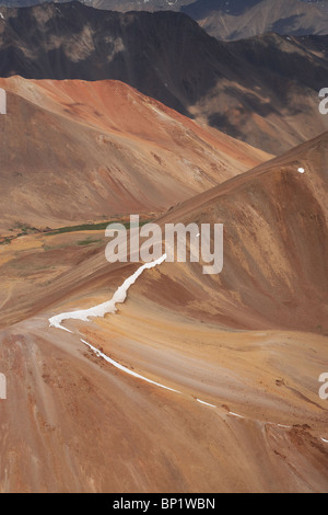 Rote Berge hoch in den Anden, in der Nähe von Santiago, Chile, Südamerika - Antenne Stockfoto