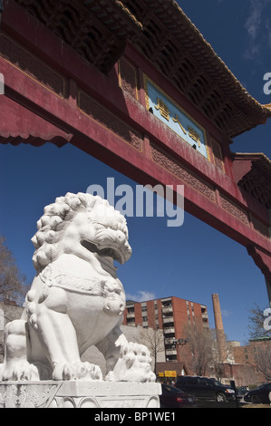 Guardian Lion und Eingangstor nach Chinatown, Montreal, Quebec, Kanada Stockfoto