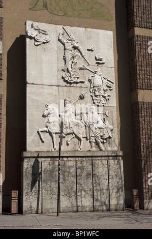 Stone Bass Relief mit Affe, Schwein mit Rechen und edler Soldat mit Diener, Chinatown, Quebec, Kanada Stockfoto