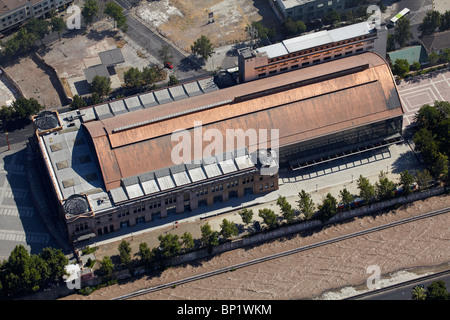 Estacion Mapocho (Kupfer gedeckte Kulturzentrum im alten Bahnhof) und Mapocho Fluss, Santiago, Chile, Südamerika Stockfoto