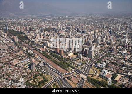 Mapocho Fluss, Autobahn Interchange, und CBD, Santiago, Chile, Südamerika - Antenne Stockfoto