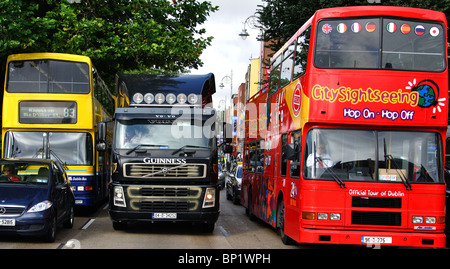 Autos Busse und Lastwagen an einer Kreuzung in Dublin Irland Stockfoto