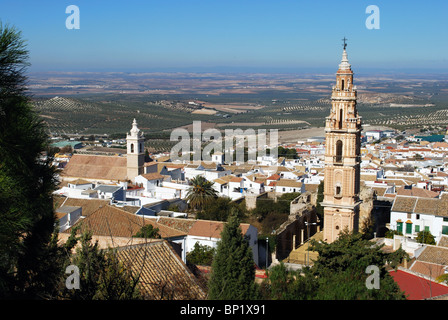 Blick über die Stadt mit der Torre De La Victoria (auf der rechten Seite), Estepa, Provinz Sevilla, Andalusien, Südspanien, Westeuropa. Stockfoto