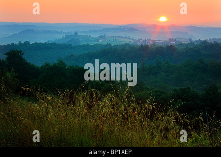 Die hügelige Landschaft rund um die Stadt San Gimignano in der Toskana, Italien Stockfoto