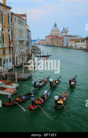 Sechs Gondeln am berühmten Canal Grande von Venedig canal Stockfoto