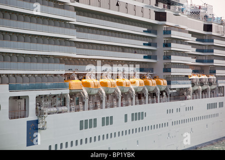 Rettungsboote sicher verstaut unter Passagierkabinen auf Fahrgastschiff "Costa Luminosa" neben Malaga Hafen Stockfoto