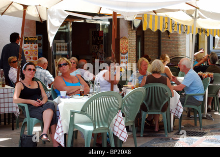 Straßencafé, Ronda, Provinz Malaga, Andalusien, Südspanien, Westeuropa. Stockfoto