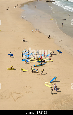 Die Jugendlichen lernen Surfen auf Great Western Beach in Newquay in Cornwall. Stockfoto