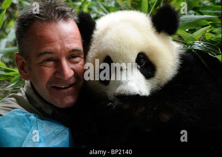 Tierwelt-Moderatorin Nigel Marven posiert mit einer ein-Jahr-alte weibliche Panda genannt Yali Chengdu Panda Base in Sichuan, China. 2010 Stockfoto