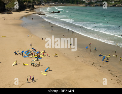 Surfschule auf Great Western Beach in Newquay in Cornwall. Stockfoto