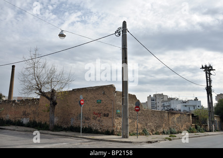 Bröckelnden Fabrik Wand- und leeren Straßen. Gewerbegebiet. Stockfoto