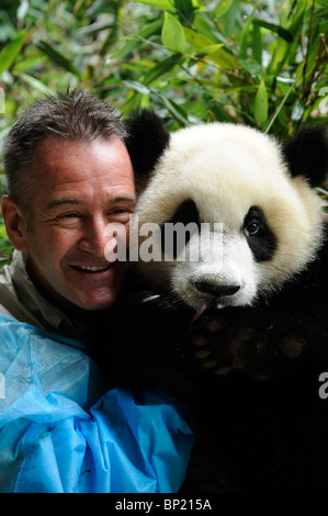 Tierwelt-Moderatorin Nigel Marven posiert mit einer ein-Jahr-alte weibliche Panda genannt Yali Chengdu Panda Base in Sichuan, China. 2010 Stockfoto