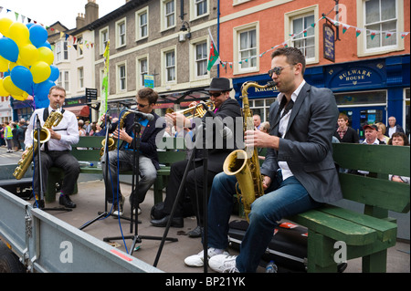 Musiker auf Anhänger Parade durch die Brecon Stadt während Brecon Jazz Festival 2010 Stockfoto