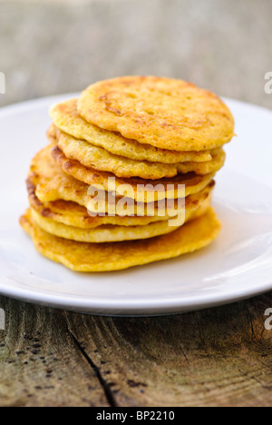 Kleine Pfannkuchen gemacht der indischen Küken Erbsenmehl (Chana dal), Gluten frei und sehr nahrhaft. Stockfoto