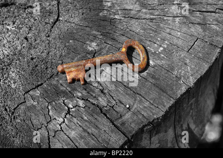 Alte rostige Schlüssel auf Holz Stockfoto