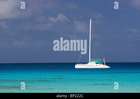 Katamaran-Anker in der Lagune, Rangiroa, Französisch-Polynesien Stockfoto