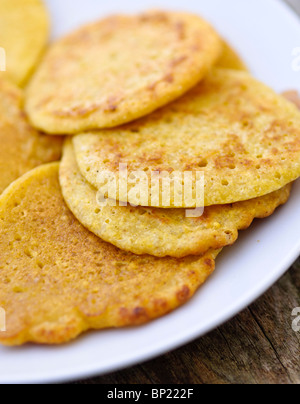 Kleine Pfannkuchen gemacht der indischen Küken Erbsenmehl (Chana dal), Gluten frei und sehr nahrhaft. Stockfoto