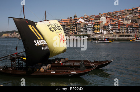 Port Wein Schiffe (Boote) auf dem Douro in der portugiesischen Stadt Porto abgebildet Stockfoto