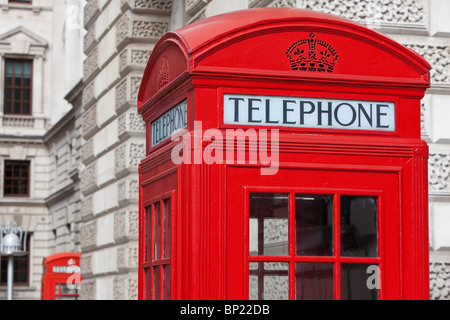 Zwei klassische rote Londoner Telefonzellen, in der City of Westminster, London, England, Großbritannien Stockfoto