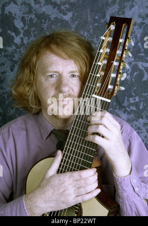 Rob MacKillop, führenden schottischen Gitarristen und Spieler des historischen saitige Insrtruments mit einer alt 11-String-Gitarre Stockfoto