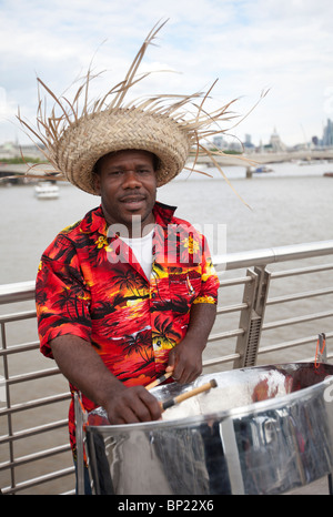 Straßenmusiker auf Steg führt zu South Bank Centre, London Stockfoto