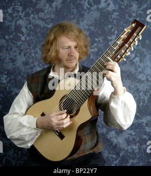 Rob MacKillop, führenden schottischen Gitarristen und Spieler des historischen saitige Insrtruments mit einer alt 11-String-Gitarre Stockfoto