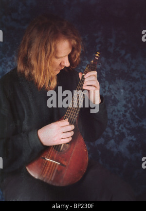 Rob MacKillop, führenden schottischen Gitarristen und Spieler des historischen saitige Insrtruments - English Guittar spielen Stockfoto