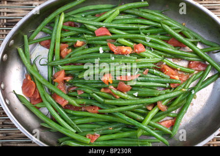 Grüne Bohnen mit mediterranen Tomaten gekocht. Foto: Jeff Gilbert Stockfoto